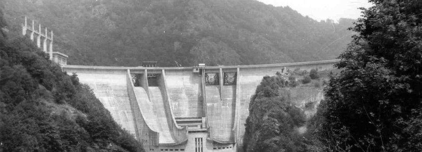 Photographie du barrage de l’Aigle. Source AD15 - 49 NUM 46